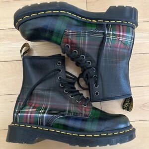Dr. Martens Ladies 1460 Tartan plaid ankle boots sz 6